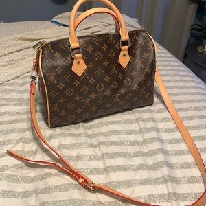 LV Monogram Speedy 25 in GREAT condition. Lock and key. Cross body strap.